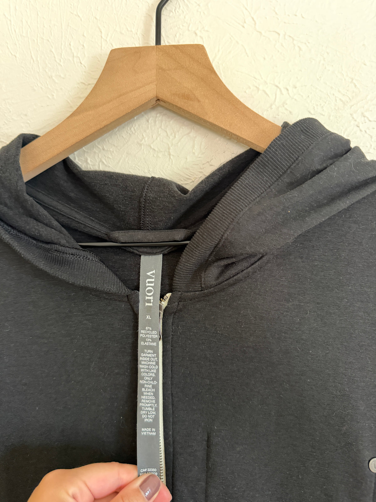 Vuori Men’s ‘Coronado’ Black Zip Hoodie (XL)