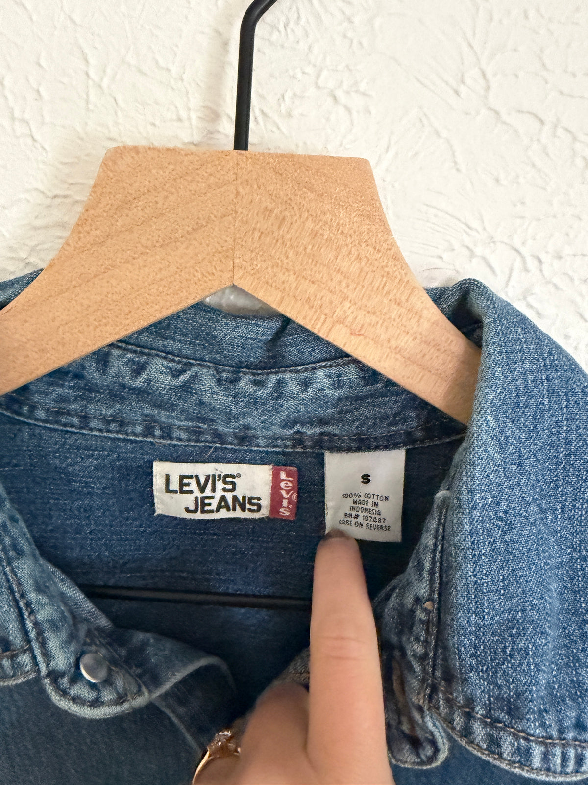 Levi’s Denim Button Up (S/M)